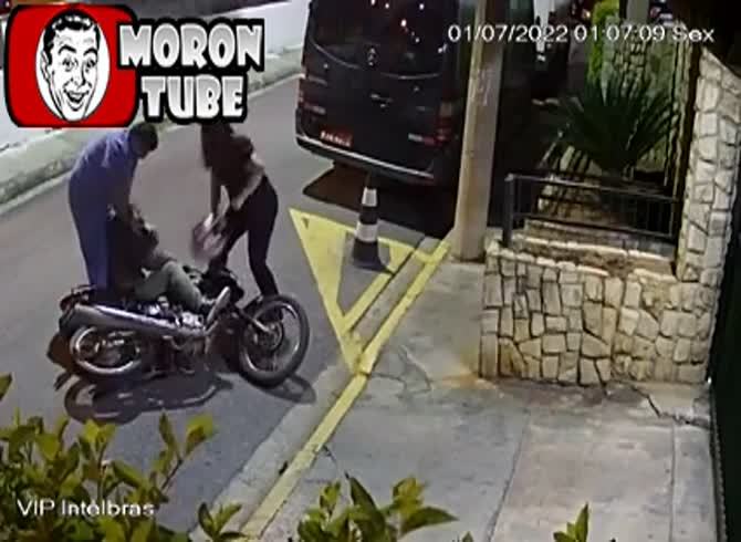 Video :He attempts to rob two nurses, but it doesn't work out!